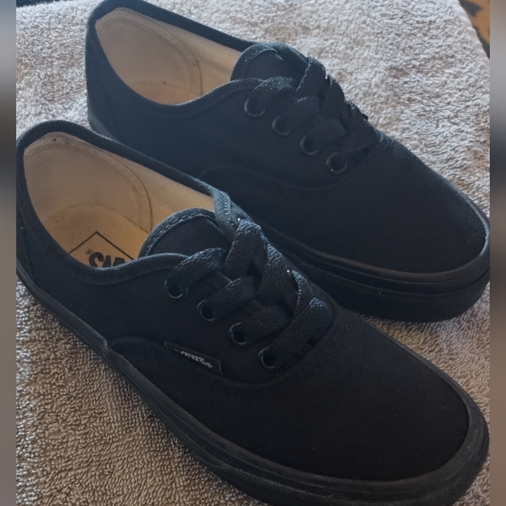 Kids Vans sz 2 Triple Black in Excellent Condition